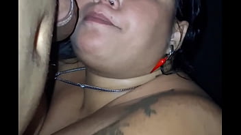 Puta deu a buceta pra v&aacute_rios no meio de todos na festa
