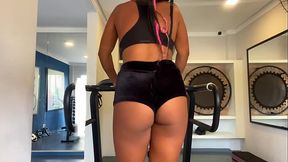Gostosa empinando o rabo na academia