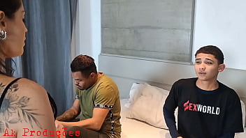 Acordei pra beber &aacute_gua e vi a m&atilde_e do meu amigo se masturbando n&atilde_o aguentei comi a m&atilde_e dele