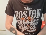 Jerk off di twink nel bagno di casa sua, duro e arrapato!