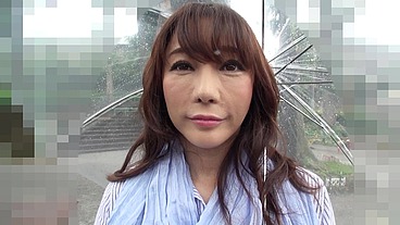 Fucking busty japanese milf to fill her wet pussy of creampie