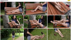 Mature and sexy Yan Er shows off her beautiful legs and feet in the park after get off work wearing high heels and stockings