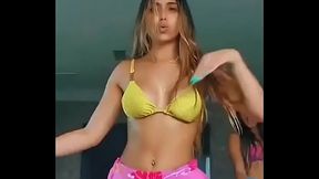 Vanessa Lopes mostrando sua  buceta em shortinho colado