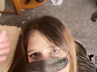 Красавицу трахают сзади и кончают в рот