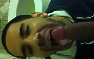 Chupando rolao no banheiro