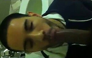Chupando rolao no banheiro