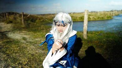 Gura cosplayer squirt on the beach her new vibro