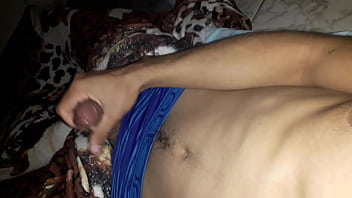 Del&iacute_cia de novinho gozando na barriguinha