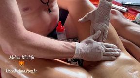 mel khalifa faz massagem tantrica