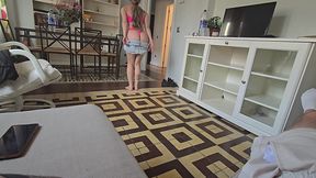 hijastra cachonda disfruta de la polla de su padrastro mientras estan solos en casa