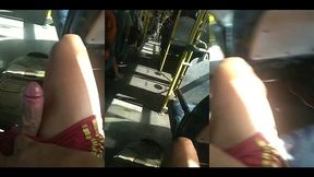 botando o pau pra fora dentro do onibus com desconhecidos do lado