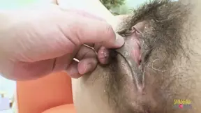 Een jonge Aziatische MILF krijgt een goede neuken.