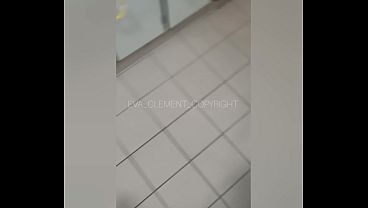 Je suce un ma&icirc_tre nageur dans les vestiaires