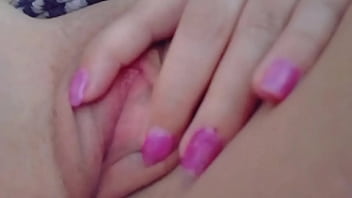 Vien d&eacute_couvrir ma petite chatte en gros plan
