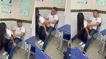 Novinha gostosa 18 anos teen school sentando no pau do amigo na sala de aula do colegio