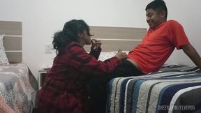 latina mexican mamando con cerezas congeladas al entrenador