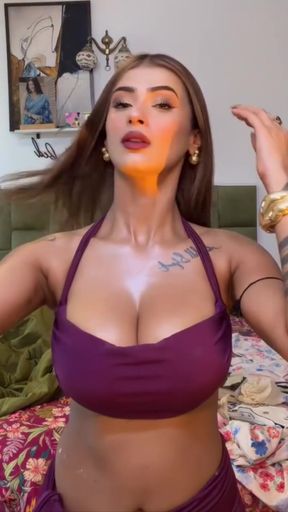 Desi indian slut gets naughty
