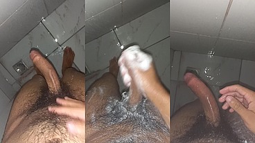 Novinho gostoso tomando banho e esfrégando bem o pau até gozar bastante leite