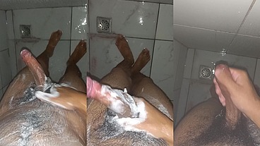 Novinho gostoso tomando banho e esfrégando bem o pau até gozar bastante leite