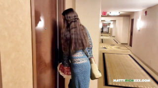 Stor røv amatør MILF i strømpebukser nyder hård analsex og en massiv creampie-finish