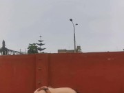 En el patio conmiedo que nos vean los vecinos