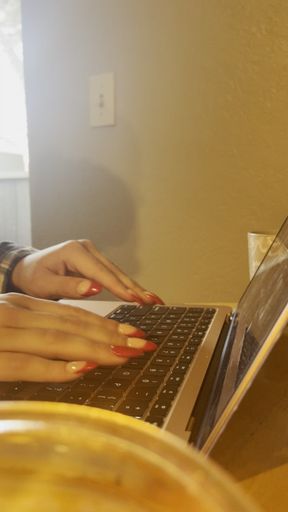 Nails on a keyboard 💅🏼