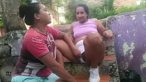 le doy una chupadita de mi paleta untada en mi vagina a mi hermanastra