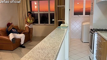 Fui arruma a maquina de uma cliente, e o marido intertido com a televisão, e deixou q mulher gostosa do meu lado, fodi ela bem gostoso escondido dele