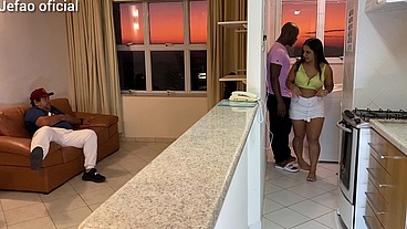 Fui arruma a maquina de uma cliente, e o marido intertido com a televisão, e deixou q mulher gostosa do meu lado, fodi ela bem gostoso escondido dele