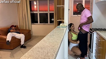 Fui arruma a maquina de uma cliente, e o marido intertido com a televisão, e deixou q mulher gostosa do meu lado, fodi ela bem gostoso escondido dele
