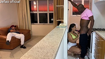 Fui arruma a maquina de uma cliente, e o marido intertido com a televisão, e deixou q mulher gostosa do meu lado, fodi ela bem gostoso escondido dele