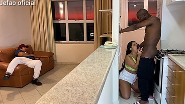 Fui arruma a maquina de uma cliente, e o marido intertido com a televisão, e deixou q mulher gostosa do meu lado, fodi ela bem gostoso escondido dele