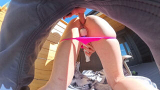 Rörig anal creampie för amatör tatuerad MILF slampa i bikini av stor dildo