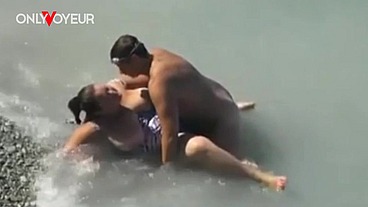 Beach Voyeur Catches Guy Pounding BBW In Ocean Waves