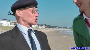 Mature skank picks up geriatrics for threeway