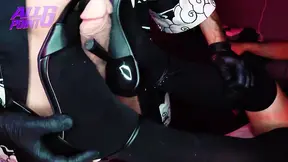 Foot job with delicate goddess leads to a nice tool massage