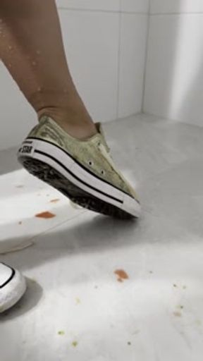 Sexy babe gets her gold converse wet - MandySnow free clip