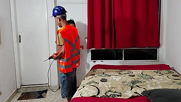 Tiozão eletricista barganha o trabalho com nilfeta da preferência xereca card
