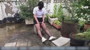 shufu110-The girl was walking around outdoors while handcuffed.