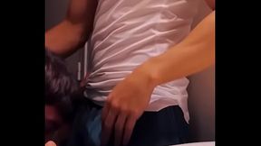 Termina la despedida de solteros de mi mejor amigo hetero follando mi culo salvajemente