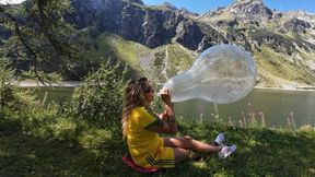 Evil-Lyn blows 2 pop a Qualatex Q18 Stuffer-Balloon in the Alps