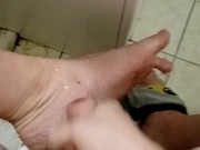 Je me branle et éjacule sur mes pieds
