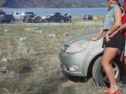 Grabo a mi novia haciendo una mamada a mi mejor amigo en la fiesta del lago