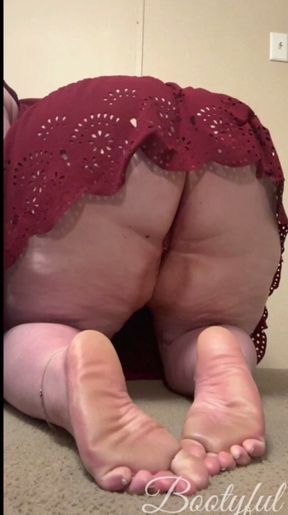 Gassy Knees & Feet Tease: a Bubbly Fart Compilation: Bella Blast