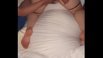 Dos hombres jugando con mi esposa Perla