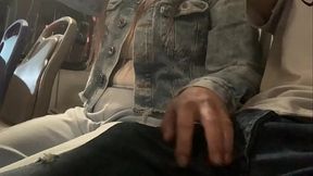 Le muestro mi verga en el bus p&uacute_blico y ella decide venir a tocarla