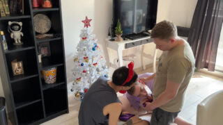 Durva, csupasz hátú hármas: nagy faszú gecik fiatal, vékony európai meleg kurvákat dugnak meg intenzív szopással és szájba élvezéssel