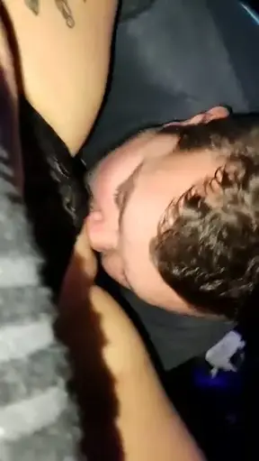 El es mi perrito, le he echo comerme el coño aún estando con la menstruación Otto a bajado ... Y si, se ha tragado mis corridas. Todo ésto en la zona VIP de la discoteca.