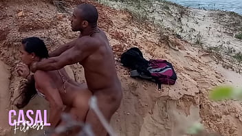 N&atilde_o aguentei de tes&atilde_o, e dei para ele gostoso na praia