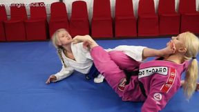 Natalie Pauer vs Juliana Maria Gi Feet